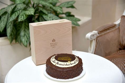 Personalisierung der Adlon Torte mit individueller Beschriftung
