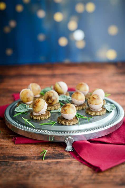 Petits Fours und Vanilletörtchen auf Servierplatte