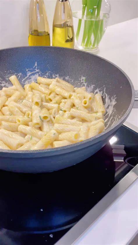 Pfanne mit Butter und Nudelwasser sämig gerührt