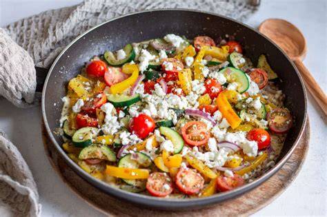 Pfanne mit Paprika, Avocado und Feta