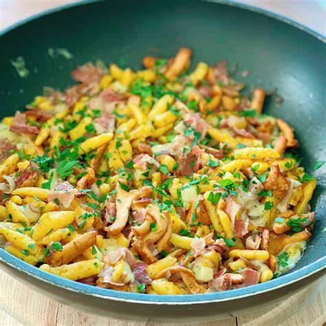 Pfanne mit Speck, Frühlingszwiebeln und Datteln in Sahnesauce