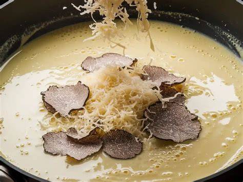 Pfanne mit Trüffel-Linguini und gehobeltem Trüffel
