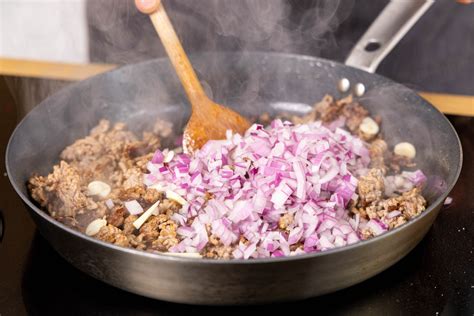 Pfanne mit Zwiebeln, Knoblauch und Steinpilzen