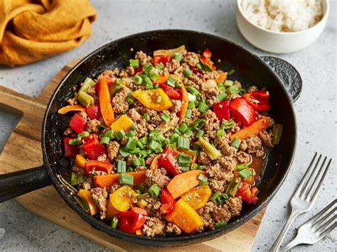Pfanne mit angebratenem Hackfleisch und Gemüse