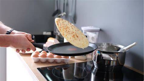 Pfanne mit dünnem Crêpe in der Zubereitung