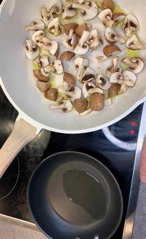 Pfanne mit gebratenen Champignons