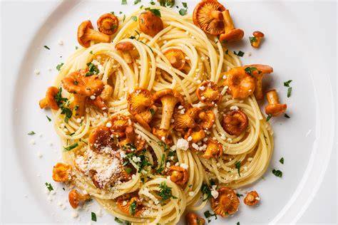 Pfanne mit gebratenen Pfifferlingen, Petersilie und Pasta