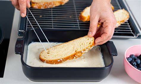 Pfanne mit goldbraun gebratenen French Toasts