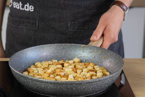 Pfanne mit goldbraunen Croutons