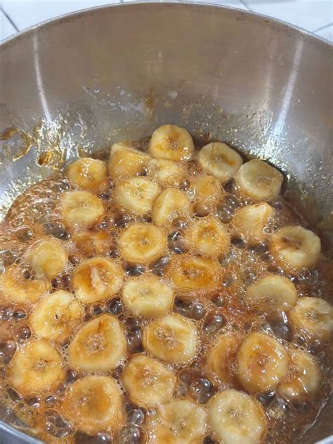 Pfanne mit karamellisierten Bananenscheiben