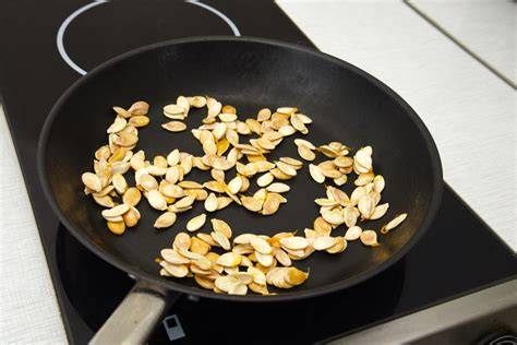 Pfanne mit rösten Pekannüssen