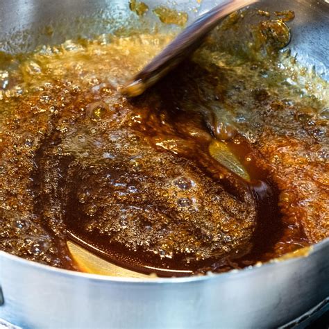 Pfanne mit schmelzendem Zucker - goldener Karamellprozess
