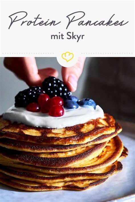 Pfannkuchen Stapel mit verschiedenen Toppings (Beeren, Skyr, Schokocreme)