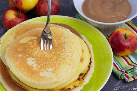 Pfannkuchen auf einem Teller mit Apfelmus und Zimt