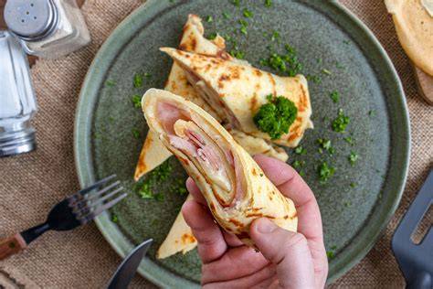 Pfannkuchen herzhaft gefüllt mit Schinken und Käse