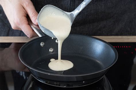 Pfannkuchen in der Pfanne, goldbraun