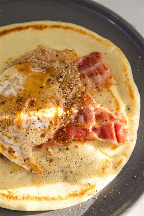 Pfannkuchen mit Honig-Sesam-Ei und Speck