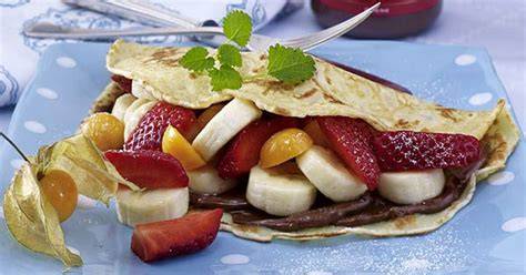 Pfannkuchen mit Milch-Schoko-Creme, Obst und Raspelschokolade