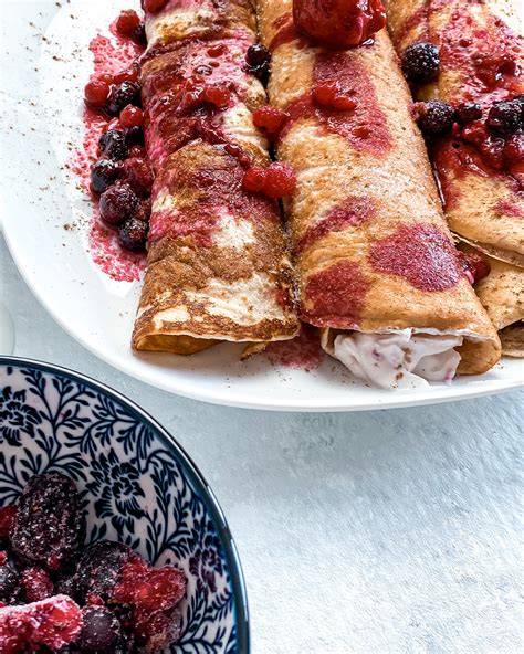 Pfannkuchen mit Quarkfüllung und frischen Beeren