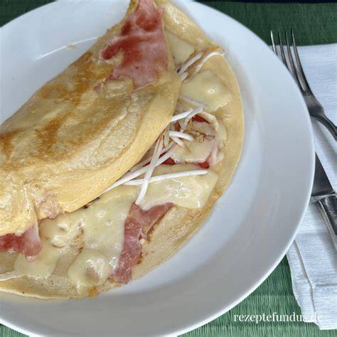 Pfannkuchen mit Schinken und Käse auf dem Teller