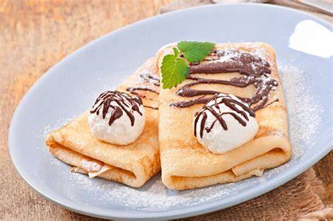 Pfannkuchen mit Schlagsahne, Eis und frischen Früchten