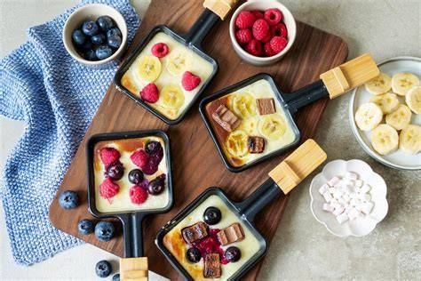 Pfannkuchen-Pfännchen mit bunten Toppings im Raclette