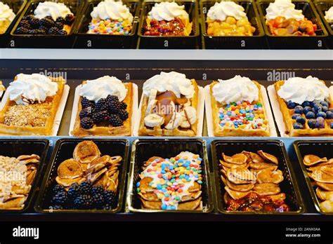 Pfannkuchen-Stapel mit verschiedenen Toppings