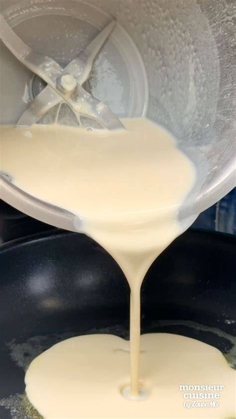 Pfannkuchenteig in der Pfanne, goldbraun ausgebacken