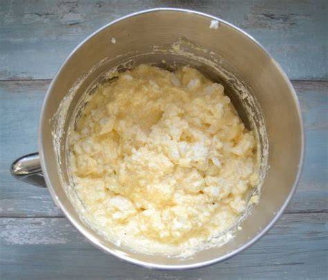Pfannkuchenteig mit geschlagenem Eiweiß