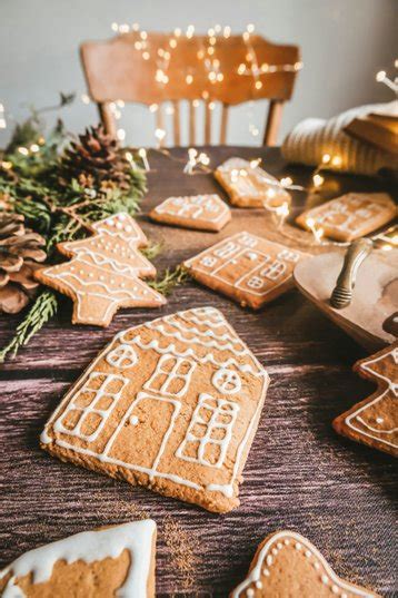 Pfefferkuchen Kekse auf einem gedeckten Weihnachtstisch, verschiedene Dekovarianten