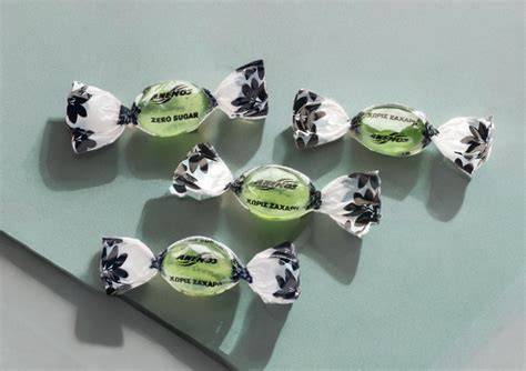 Pfefferminzpflanze mit typischen Bonbons