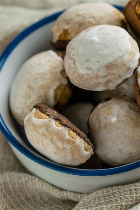 Pfeffernüsse mit dünnem Zuckerguss und Schokoladenunterseite