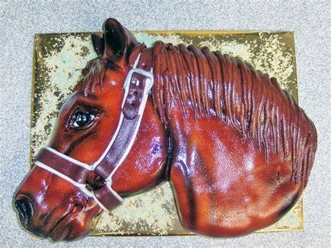 Pferdekopf aus Fondant auf Torte
