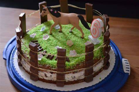 Pferdekoppel-Kuchen mit Schokoladenzaun und Pferdefiguren