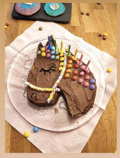 Pferdekuchen mit Schokofrosting und Fondant-Trense