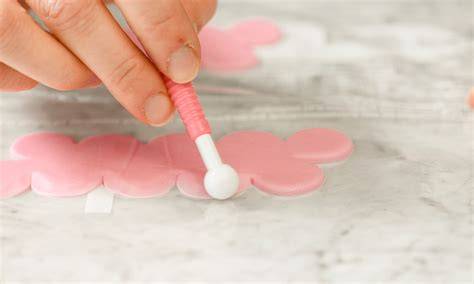Pferdeohren und Mähne aus Fondant formen