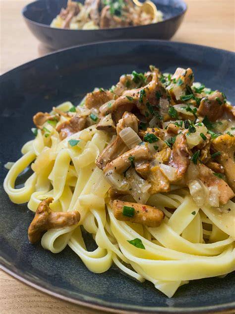 Pfifferlinge, Trüffel und Tagliatelle in einer rustikalen Herbstszene