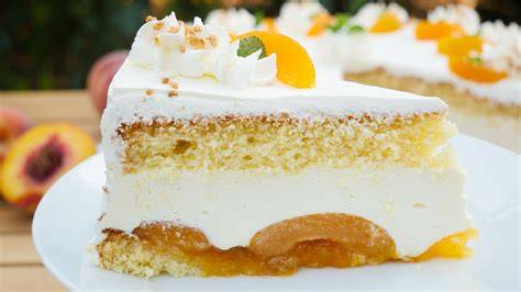 Pfirsich Biskuit Torte - angerichtet und dekoriert