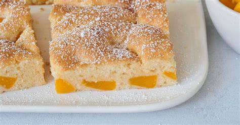Pfirsich Blechkuchen aufgeschnitten