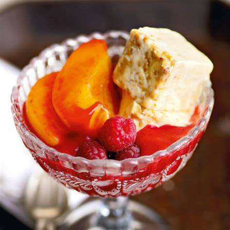 Pfirsich Melba: Vanilleeis, pochierter Pfirsich und Himbeersauce