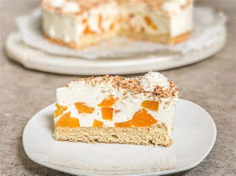 Pfirsich Sahne Kuchen angerichtet mit Vanilleeis