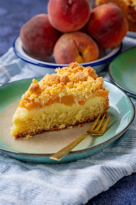 Pfirsich Streuselkuchen mit Pudding aufgeschnitten