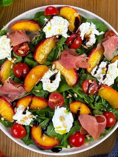 Pfirsich und Meeresfrüchte als Salat-Dessert-Idee