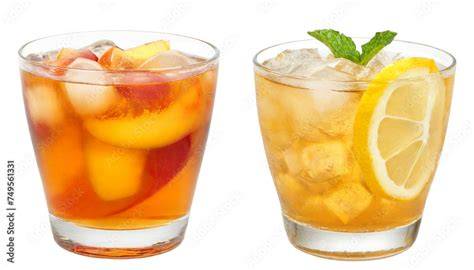 Pfirsich- und Zitronen-Eistee im Glas mit Eiswürfeln