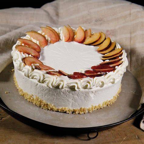 Pfirsich-Baiser-Torte auf einer Tortenplatte