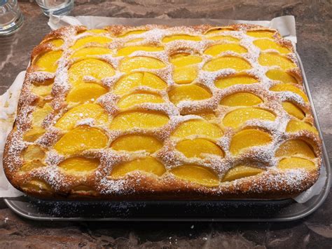 Pfirsich-Blechkuchen auf dem Blech, goldgelb gebacken