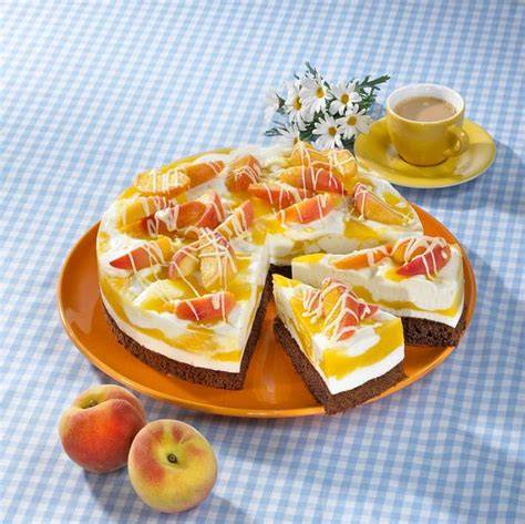 Pfirsich-Buttermilchtorte, Querschnitt und Deko-Ideen
