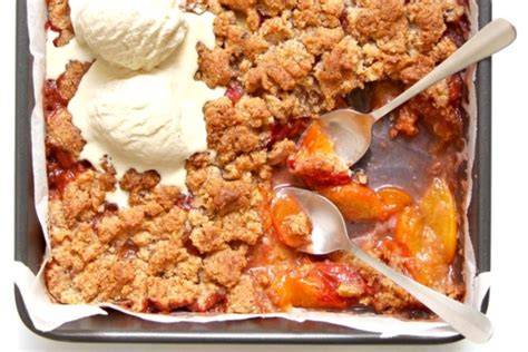 Pfirsich-Crumble mit knusprigen Streuseln und Vanilleeis