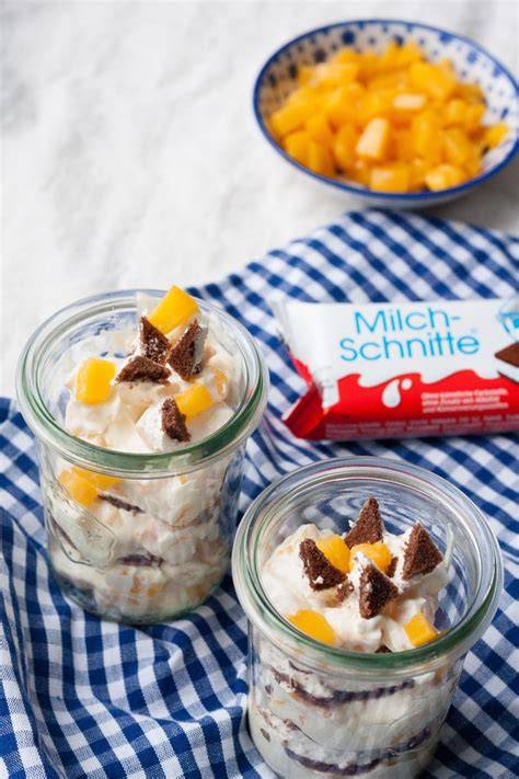 Pfirsich-Cups mit Milk-Schnitte geschichtet