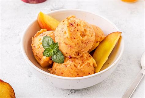 Pfirsich-Eis mit Sommer-Toppings